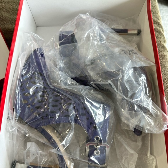GUESS purpley blue, size 6, sexy shoe - Picture 5 of 5